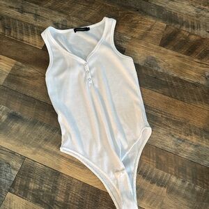 MEROKEETY | NWOT medium White ribbed bodysuit with button detail #bodysuit